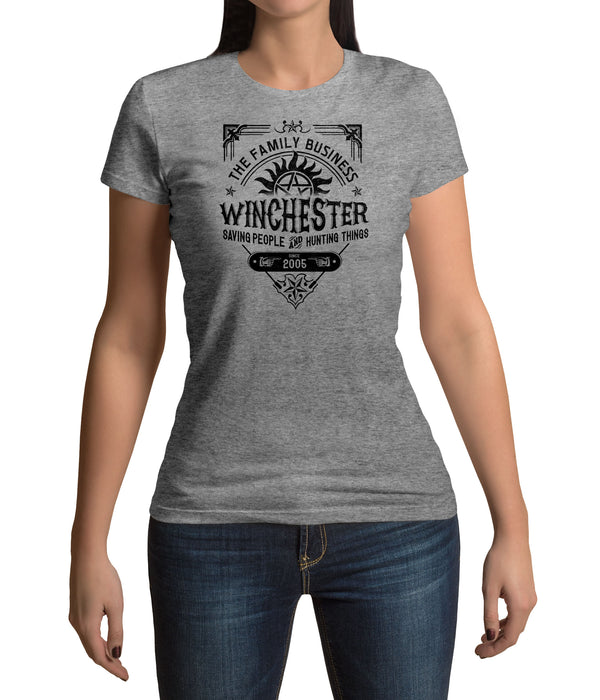 Mit dem Winchester Family Business T-Shirt entscheidest du dich für einen hochwertigen Baumwoll-Mix, der über einige Staffeln der legendären Serie hinweg halten dürfte