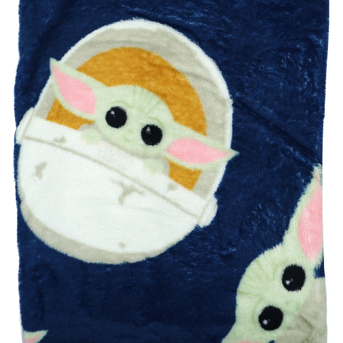 Ist nicht jetzt die perfekte Zeit für Binge-Watching? Kälte, regnerische Abende und diese flauschige Baby Yoda Decke laden dich zu einem gemütlichen Abend mit dem Mandalorianer ein.
